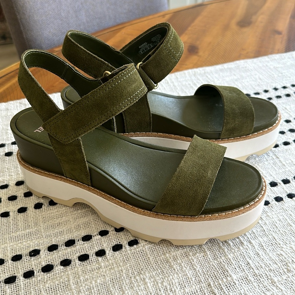Sorel Joanie IV Y-strap Wedge Sandal - Utility Green Suede - Sz 8